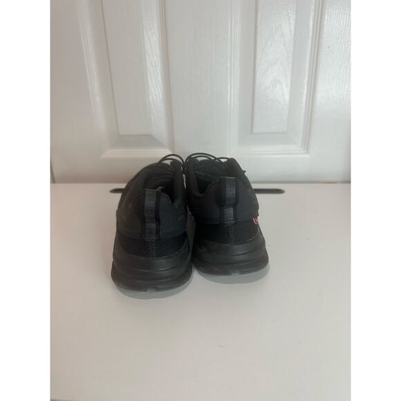 On Cloud Sky Youth Sz 5 All Black Sneakers Running Shoes - Nice, Light Tread Use - Picture 5 of 8